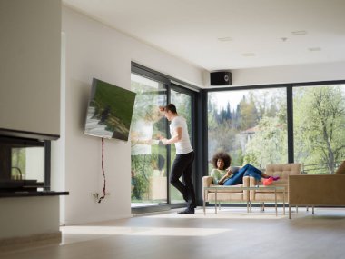 çok ırklı çift evde tablet bilgisayarlar ile rahatlatıcı