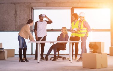 İnşaat alanında çok ırklı iş adamları var.