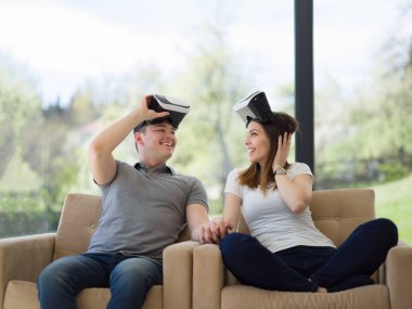 Sanal gerçeklik kulaklık kullanarak çift