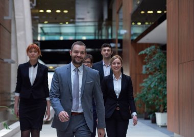 İş adamları takım yürüyüşü