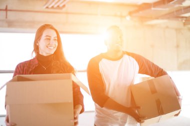 karton kutular taşıyan çok ırklı iş ekibi