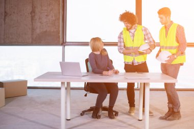 İnşaat alanında grup halinde iş adamları