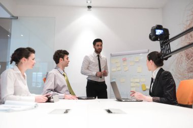 İş adamları beyin fırtınası yapıyor ve ters köşe yapmak için not alıyorlar.