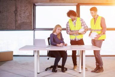 İnşaat alanında grup halinde iş adamları