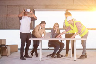 İnşaat alanında çok ırklı iş adamları var.