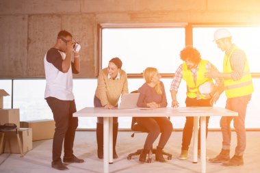 İnşaat alanında çok ırklı iş adamları var.