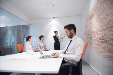 toplantıda genç iş adamı