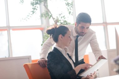 iş birkaç proje üzerinde birlikte çalışma
