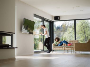 çok ırklı çift evde tablet bilgisayarlar ile rahatlatıcı