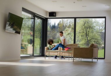 çok ırklı çift evde tablet bilgisayarlar ile rahatlatıcı