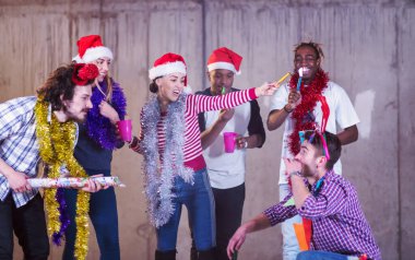 Çok ırklı iş adamları maytaplarla dans ediyor.