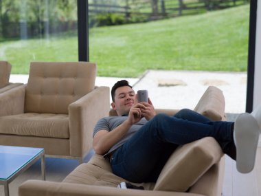 genç adam bir cep telefonu evde kullanma