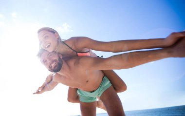 Yakışıklı adam domuzcuğu kız arkadaşına geri veriyor..