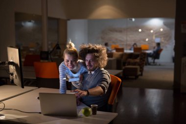 Gece ofisindeki genç tasarımcılar.