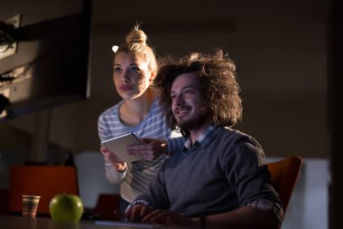 Gece ofisindeki genç tasarımcılar.