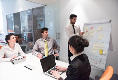 İş adamları beyin fırtınası yapıyor ve ters köşe yapmak için not alıyorlar.