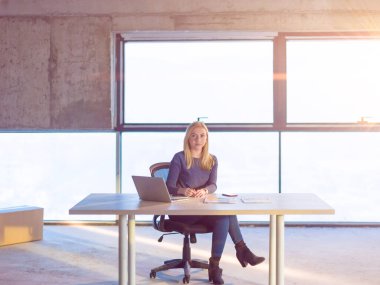 İnşaat alanında genç bayan mimar