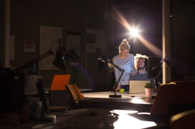 Gece ofisindeki genç tasarımcılar.