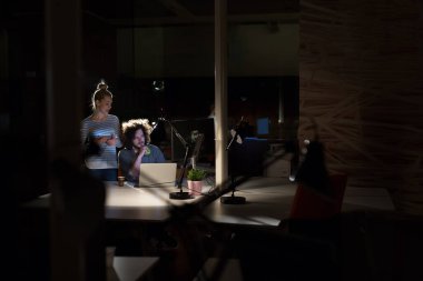 Gece ofisindeki genç tasarımcılar.