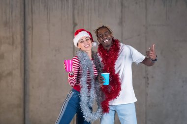 genç çok ırklı iş çift yeni yıl partisi kutluyor