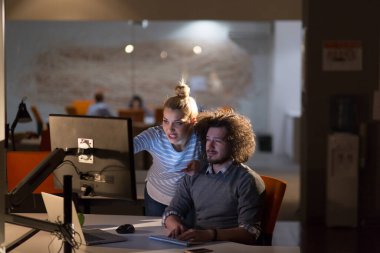 Gece ofisindeki genç tasarımcılar.