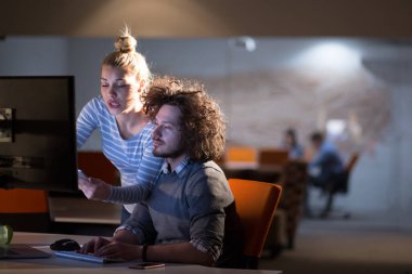 Gece ofisindeki genç tasarımcılar.