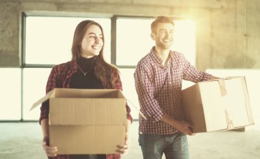 karton kutu taşıyan iş ekibi