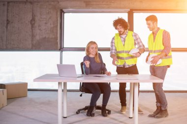 İnşaat alanında grup halinde iş adamları