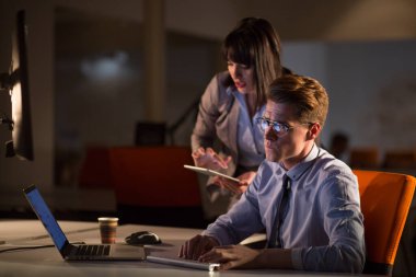 Gece ofisindeki genç tasarımcılar.