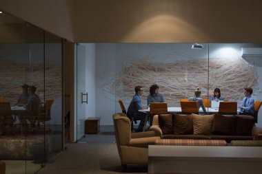 Modern ofis binasındaki bir toplantıda iş ekibi