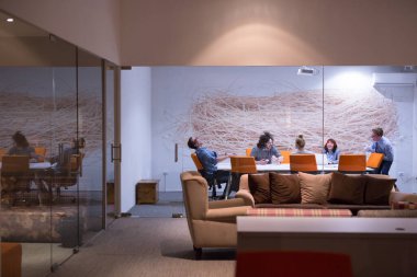 Modern ofis binasındaki bir toplantıda iş ekibi