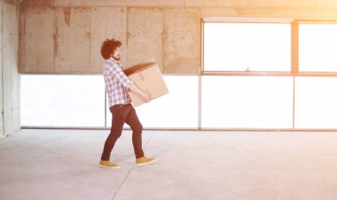 karton kutu taşıyan iş adamı