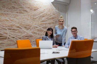 Modern ofis binasındaki bir toplantıda iş ekibi