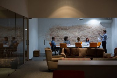 Modern ofis binasındaki bir toplantıda iş ekibi