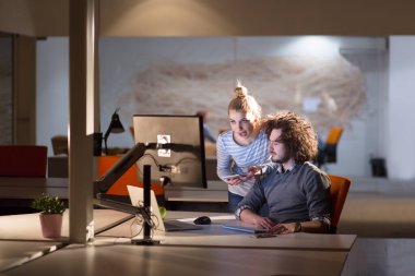 Gece ofisindeki genç tasarımcılar.