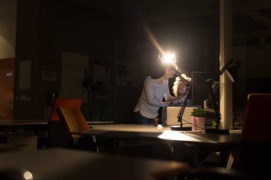 Gece ofisindeki genç tasarımcılar.