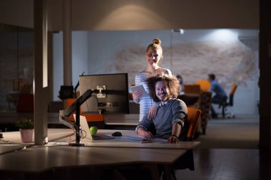 Gece ofisindeki genç tasarımcılar.