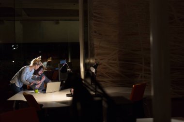 Gece ofisindeki genç tasarımcılar.