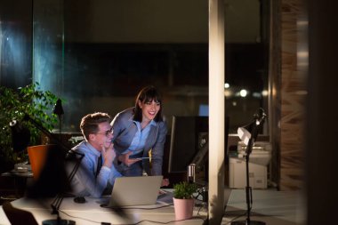 Gece ofisindeki genç tasarımcılar.