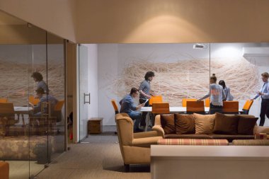 Modern ofis binasındaki bir toplantıda iş ekibi