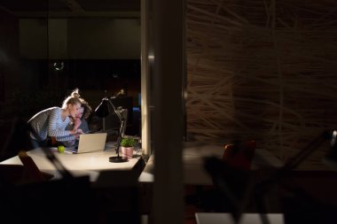 Gece ofisindeki genç tasarımcılar.