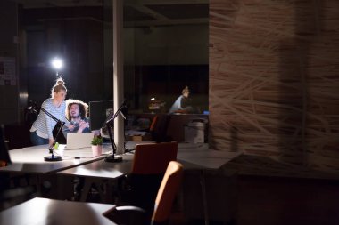 Gece ofisindeki genç tasarımcılar.