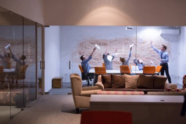 Grup genç iş adamları belgeleri atma