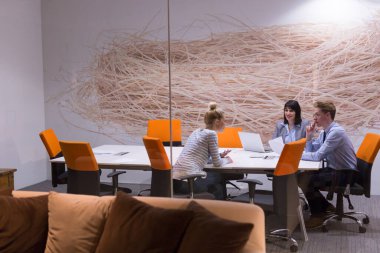 Modern ofis binasındaki bir toplantıda iş ekibi