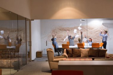 Grup genç iş adamları belgeleri atma