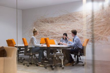 Modern ofis binasındaki bir toplantıda iş ekibi