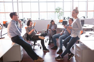 Modern ofis binasında Genç İş Ekibi Toplantısı