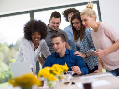 Modern ofis binasındaki bir toplantıda çok ırklı bir şirket kurma ekibi