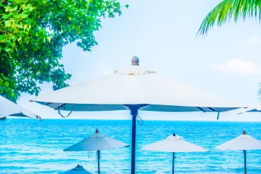 Şemsiye havuzu ve sandalye