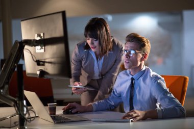 Gece ofisindeki genç tasarımcılar.